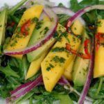 Ensalada-de-mango-aguacate-y-rucula large