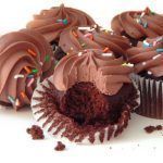 Cupcakes-veganos-de-vainilla-con-frosting-de-chocolate large