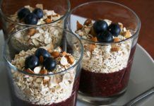 Receta: Batido de arándanos y fresas con copos de avena Desayuno-arandanos-612x553
