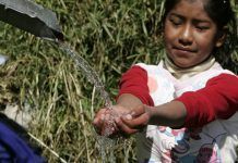Más de medio millón de niños mueren al año por la falta de agua potable bolivia agua dia int efe