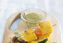 Receta: Brocheta de polenta con verduras y salsa de pesto brocheta polenta