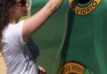 El reciclaje de vidrio en España, una radiografía con enormes desigualdades vaciado contenedor vidrio