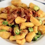 Noquis-de-zanahoria-con-esparragos-salteados-y-chips-de-papa-vegan
