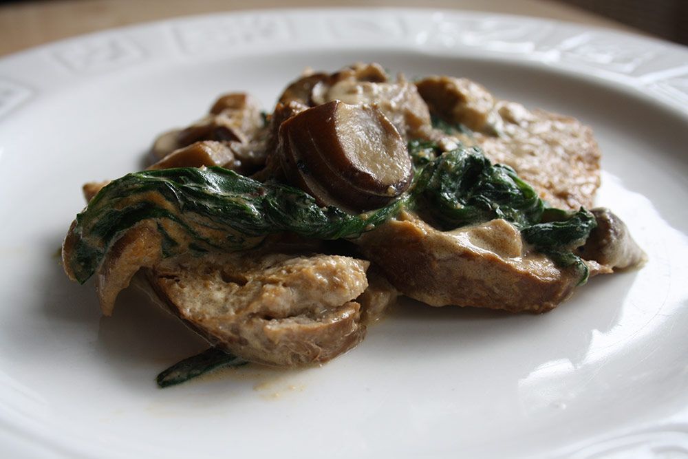 Receta: Seitán anaïs con crema de espinacas y almendras