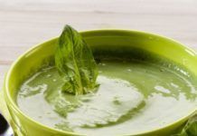 Receta: Sopa rápida de espinacas y semillas de calabaza con crema agria de avena sopa espinacas