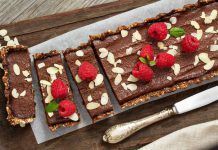 Receta: Tarta crudivegana de frutos secos con mousse de cacao y aguacate receta lafinestra tarta crudivegana aguacata