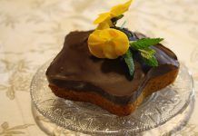 Recepta: Pastís d’avellanes i pastanaga amb cobertura de crema de xocolata (sense gluten). Per Mª Pilar Ibern Receta: Tarta de avellanas y zanahoria con cobertura de crema de chocolate (sin gluten)