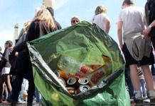 Más de 1.000 latas y botellas recogidas en 15 minutos en 2 manzanas en las Fallas de Valencia residuos en fallas