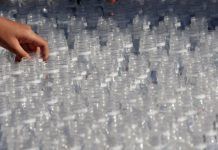 El precio del agua embotellada es mil veces superior a la del grifo en España grifo embotellada