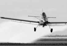 Fumigaciones aéreas con un insecticida disruptor endocrino en Extremadura avic3b3nfumigando