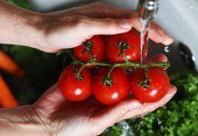 França: 500 pesticides continuen en fruites i verdures després de ser rentades i pelades Afirman que 500 pesticidas continuan en frutas y verduras aun luego de ser lavadas y peladas large