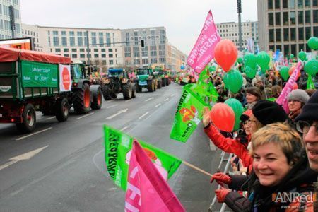 Organizaciones campesinas Alemanas marchan contra el monopolio Monsanto Bayer Organizaciones campesinas Alemanas marchan contra el monopolio Monsanto Bayer