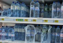 Botellas de plástico: ¡peligro! agua embotellada o agua del grifo os efectos que conlleva el consumo de agua embotellada en plástico para la salud botellas de plástico disruptores endocrinos