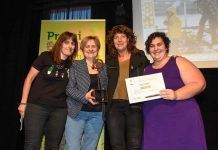 El projecte Estima’t l’hort de l’Escola La Sardana de Badia del Vallès guanya el VI Premi Escola, Agricultura i Alimentació Ecològica La consellera d'Agricultura lliurant el primer premi a l'Escola La Sardana de Badia del Vallès