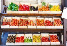 Els mercats de producte local i ecològic afloren a tot Espanya Los mercados de producto local y ecológico afloran en toda España