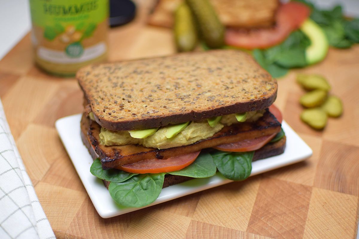 Sándwich-con-hummus-y-tofu-marinado_OK
