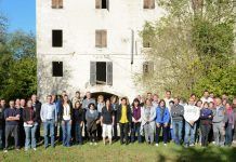 Covid-19: el ejemplo inspirador del histórico productor ‘BIO’ Danival El equipo de Danival, antes de la crisis del Covid-19, en Le Moulin d'Andiran