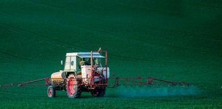 New world record for use of pesticides: a call for action for EU Commission and member-states tractor fumigando pesticidas