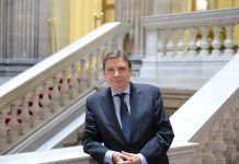 Luis Planas “La producció ecològica és un sector estratègic” Luis Planas Puchades "La producción ecológica es un sector estratégico"