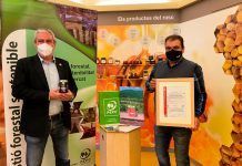 Miel Muria certifica la primera miel proveniente de bosques sostenibles Juan Luis Abián Perruca, Presidente de PEFC España, hace entrega del certificado PEFC al presidente de Miel Muria, Rafael Muria Martí