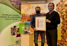 Mel Muria certifica la primera mel provinent de boscos sostenibles Juan Luis Abián Perruca, Presidente de PEFC España, hace entrega del certificado PEFC al presidente de Miel Muria, Rafael Muria Martí