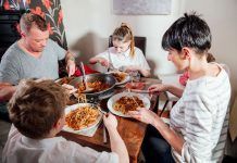 Els beneficis de menjar en família Comer en familia