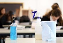 Químics tòxics en productes de neteja escolar