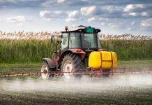 Los impulsores de la iniciativa para reducir los pesticidas denuncian su letargo en la Eurocámara