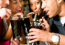 Consumir begudes ensucrades implica riscos per a la salut Consumir bebidas azucaradas