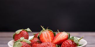 El 78% de las fresas convencionales analizadas en 11 países de la UE contiene residuos de pesticidas fresas pesticidas