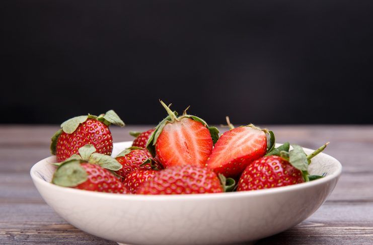 El 78% de las fresas convencionales analizadas en 11 países de la UE contiene residuos de pesticidas fresas pesticidas