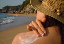 Cuida tu Verano: Los Mejores Productos Naturales de Farmacia para Mantenerte Fresco y Saludable El verano es la temporada perfecta para disfrutar del sol, las playas y las actividades al aire libre. Sin embargo, el calor y la exposición prolongada al sol pueden afectar nuestra salud y bienestar. Por eso, es fundamental adoptar hábitos que nos ayuden a mantenernos frescos y saludables durante estos meses. Una excelente manera de lograrlo es utilizando productos naturales disponibles en farmacias, que ofrecen alternativas saludables y efectivas para cuidar nuestra piel, cabello y salud en general. En las farmacias, podemos encontrar una amplia gama de productos naturales que son ideales para enfrentar los desafíos del verano. Elaborados a base de ingredientes de origen vegetal y mineral, diferentes opciones nos ofrecen beneficios para la piel, el cabello y el bienestar general, sin los efectos adversos asociados a los químicos sintéticos. Optar por productos naturales es una elección saludable para nuestro cuerpo y una manera de contribuir al cuidado del medio ambiente, ya que son biodegradables y menos contaminantes. Hidratación y Protección Solar Uno de los aspectos más importantes durante el verano es mantener la piel hidratada y protegida del sol. La exposición al sol puede causar quemaduras, envejecimiento prematuro y aumentar el riesgo de cáncer de piel. Para protegerse, es fundamental utilizar un protector solar natural. Los protectores solares con certificación natural o ecológica usan filtros físicos o también llamados filtros minerales (óxido de zinc y dióxido de titanio). Su mecanismo de protección consiste en crear una barrera física sobre la piel, sin llegar a penetrar en ella. Esta barrera actúa de inmediato, como un espejo, reflejando y dispersando los rayos sin dejar que lleguen a la piel. Los minerales que se usan como filtros son estables a altas temperaturas a diferencia de los químicos, que pierden su efectividad. Además del protector solar, es crucial mantener la piel hidratada. Las cremas y lociones a base de aloe vera, aceite de coco y manteca de karité son ideales para este propósito. Estos productos naturales hidratan profundamente la piel y ayudan a calmar las irritaciones y las quemaduras solares. Cuidados para el Cabello El cabello también sufre durante el verano debido al sol, el cloro de las piscinas y el agua salada del mar. Para mantener un cabello sano y brillante, se recomienda utilizar champús y acondicionadores naturales que contengan ingredientes como el aceite de argán, que aporta hidratación y nutrición sin dejar residuos químicos. También es recomendable utilizar mascarillas capilares naturales una vez por semana, para reparar los daños y fortalecer el cabello. Bienestar General El cuidado del bienestar general durante el verano es fundamental. Las farmacias ofrecen suplementos naturales que pueden ayudarnos a mantenernos energéticos y saludables. Por ejemplo, la espirulina es un alga rica en nutrientes que proporciona un impulso de energía natural, mientras que los probióticos pueden ayudar a mantener un sistema digestivo saludable, especialmente cuando viajamos o cambiamos nuestra dieta habitual. Es fundamental mantenerse bien hidratado durante el verano. El agua es, por supuesto, la mejor opción, pero las infusiones de hierbas como el té verde o la manzanilla pueden ser una alternativa refrescante y saludable. Estas infusiones ayudan a mantener el cuerpo hidratado y ofrecen beneficios antioxidantes y antiinflamatorios. ¡A disfrutar del verano! El verano es una época para disfrutar y relajarse, siendo también esencial cuidar de nuestra salud y bienestar. Los productos naturales de farmacia son aliados perfectos para mantenernos frescos y saludables durante estos meses de calor y, al elegir productos naturales, cuidamos de nuestro cuerpo y del planeta, promoviendo un estilo de vida más sostenible y consciente.