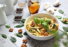 Los frutos secos en los platos de invierno Pasta con nueces