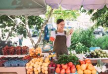 Mercats pagesos urbans a favor de la sostenibilitat agroalimentària Mercados campesinos