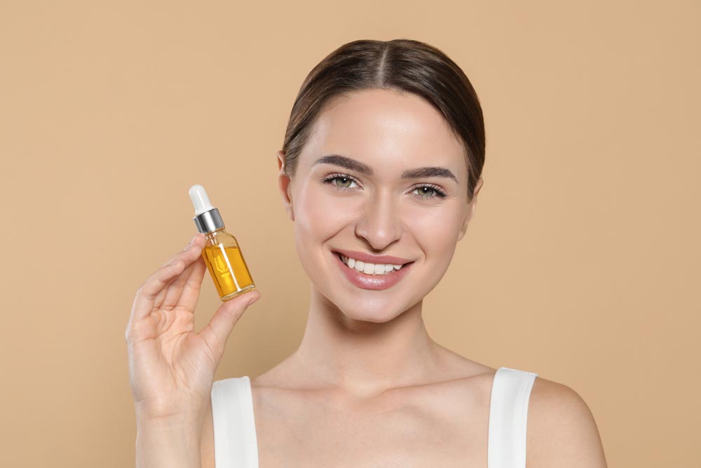 mujer con aceite esencial para la Regeneración cutáne