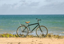 8 claves para ser un viajero más sostenible bicicleta frente al mar