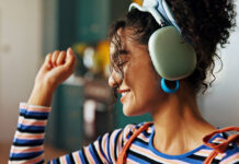 Musicoterapia: la técnica natural que facilita procesos terapéuticos a través de la música musicoterapia: mujer escuchando música