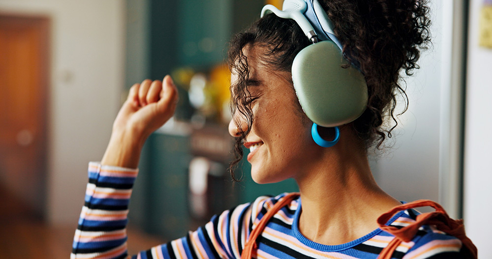 musicoterapia: mujer escuchando música