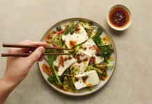 Receta: Tofu y verduras salteadas con aceite picante de miso Tofu_and_Charred_Greens_with_Miso_Chilli_Oil-Updates