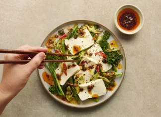 Receta: Tofu y verduras salteadas con aceite picante de miso Tofu_and_Charred_Greens_with_Miso_Chilli_Oil-Updates