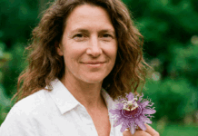 Por qué nos sentimos más estresados y cómo las plantas pueden devolvernos la calma mujer_pasiflora