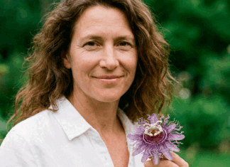Per què ens sentim més estressats i com les plantes ens poden tornar la calma mujer_pasiflora