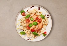 Penne cremoso de tomate y tofu con albahaca: proteína vegetal en un plato rápido y saludable Penne cremoso de tomate y tofu con albahaca