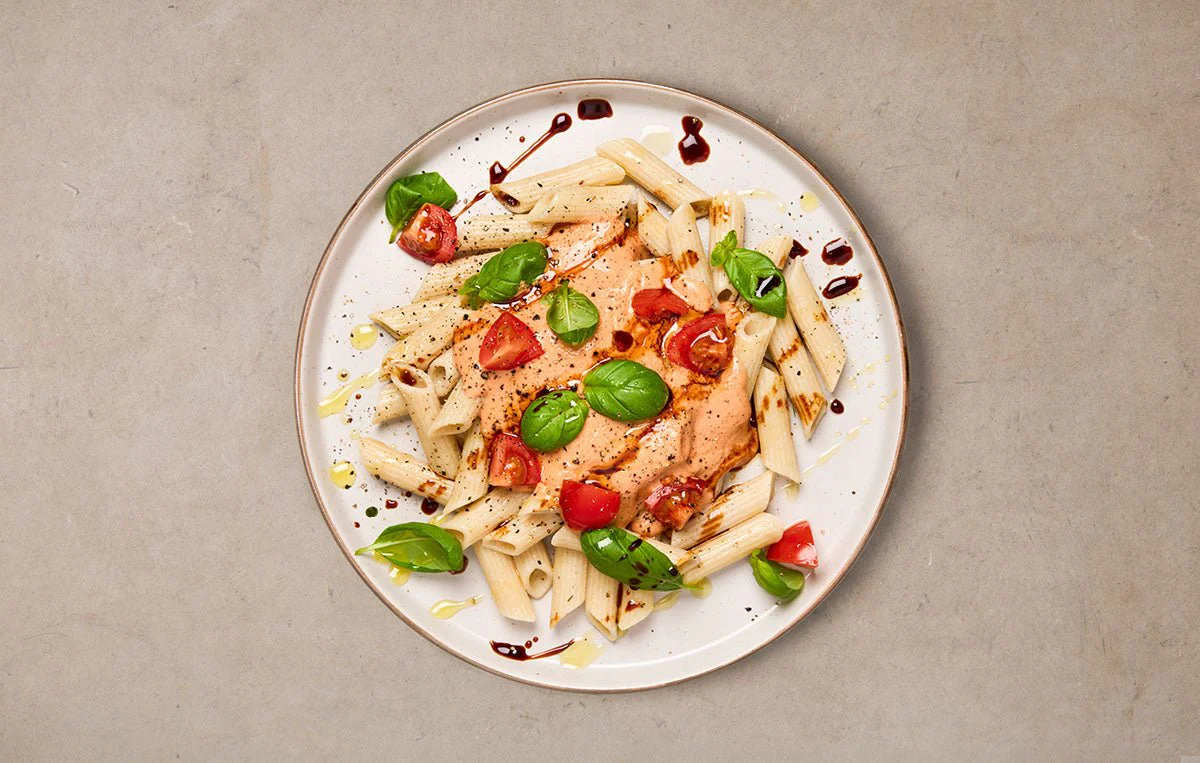 Penne cremoso de tomate y tofu con albahaca