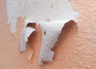 Paredes dañadas y mal olor: Guía definitiva sobre la humedad por capilaridad y cómo eliminarla paredes humedad Peeling pink wall paint