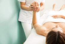 Digitopuntura y masaje Do-in Young woman getting digitopuncture therapy at a health and beauty spa