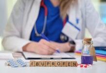 ¿Alérgico al ibuprofeno? Alternativas naturales para no «inflarte» como un pez globo A Medical Professional with Ibuprofen and a Prescription Pad available for patient care