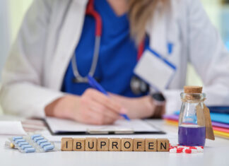 Al·lèrgic a l’ibuprofè? Alternatives naturals per no “inflar-te” com un peix globus A Medical Professional with Ibuprofen and a Prescription Pad available for patient care