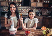 Fruta ecológica y verano: una combinación saludable para la hidratación de los niños Mother and daughter