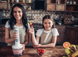 Fruta ecológica y verano: una combinación saludable para la hidratación de los niños Mother and daughter
